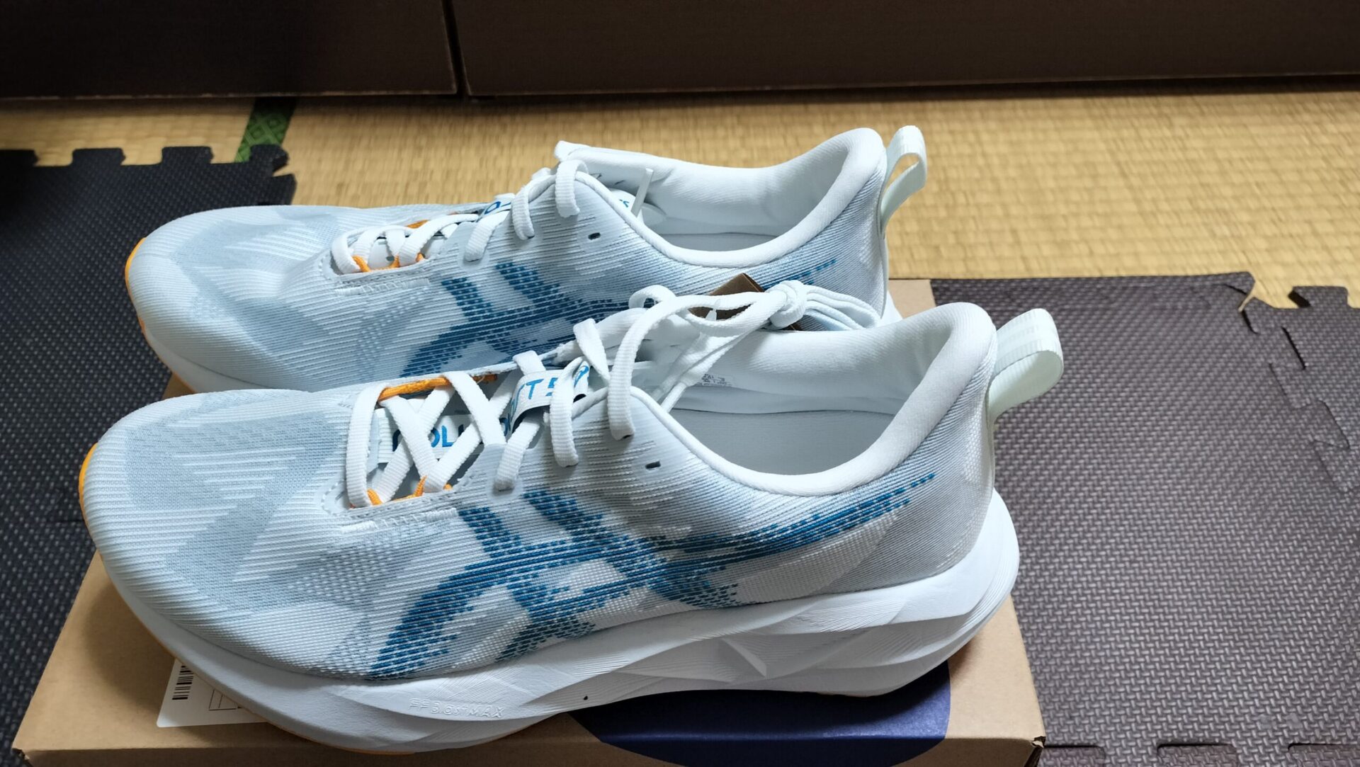 ノヴァブラスト5の側面と厚いミッドソール