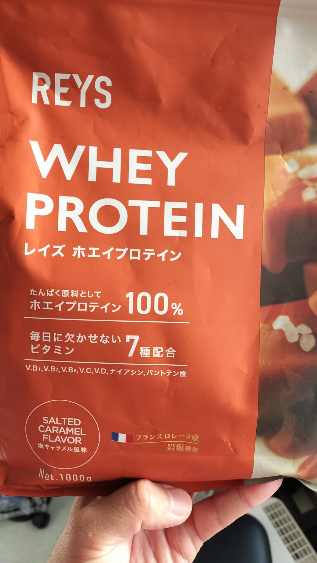 REYS ホエイプロテイン 塩キャラメル風味のパッケージ