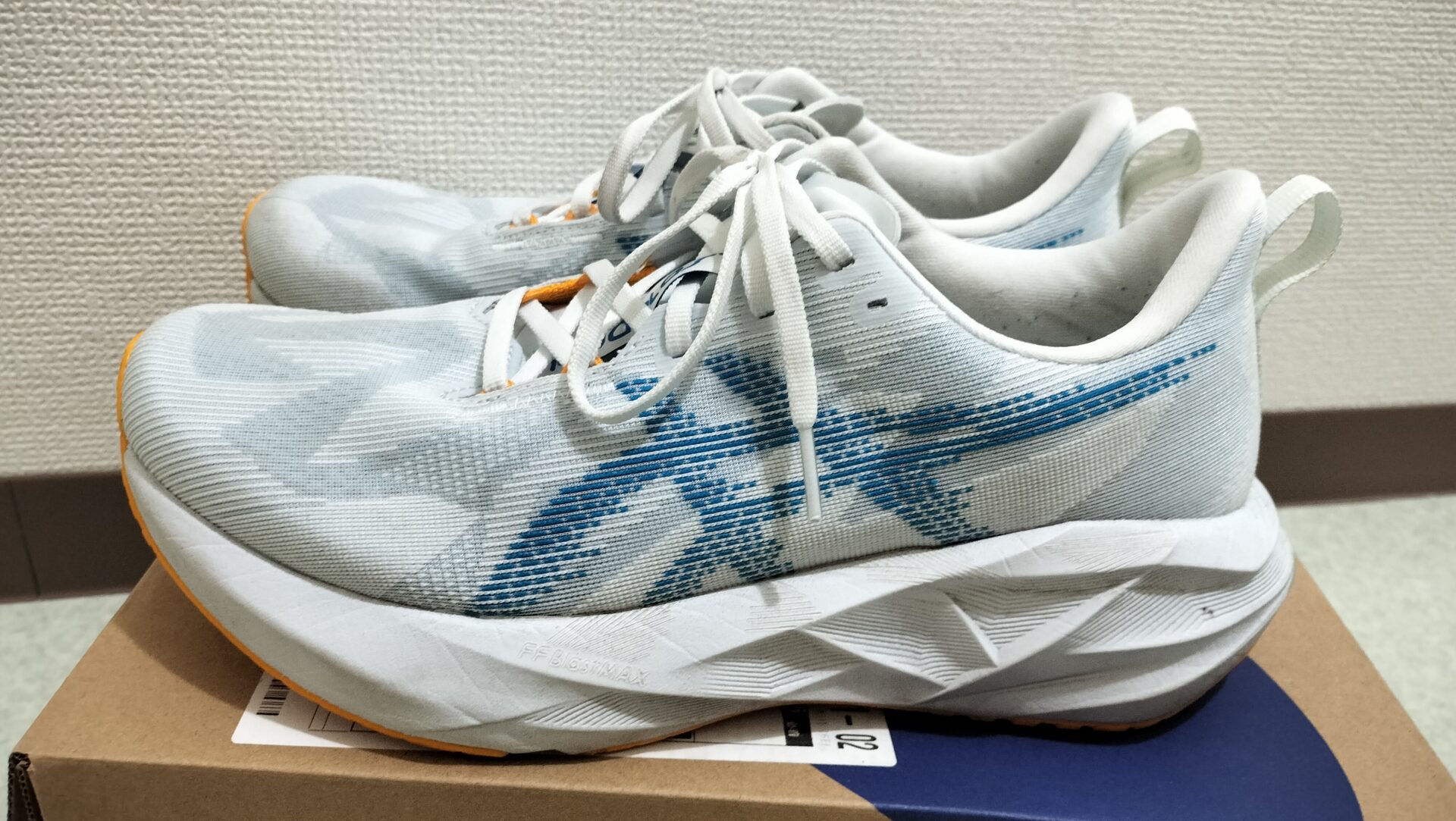 真横から見たアシックス ノヴァブラスト5の分厚いミッドソール
